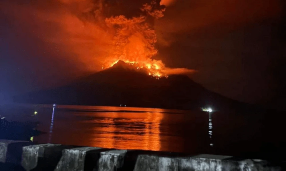 Νέες εκρήξεις στο ηφαίστειο Ίμπου της Ινδονησίας -Στο "κόκκινο" το επίπεδο συναγερμού